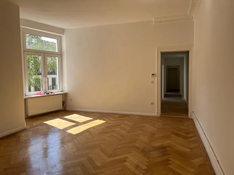 Wunderschöne Altbauwohnung mit optionalem Stellplatz  im Herzen Charlottenburgs — photo 1